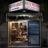 Una volta giunti sul posto capiamo subito di trovarci davanti a un minimarket per via dell�insegna luminosa che recita �Salumeria�Detersivi�. Sotto la scritta � riportato anche il numero di telefono dell�attivit�, che come per tutti i recapiti �di un tempo� non � accompagnato dal prefisso 080